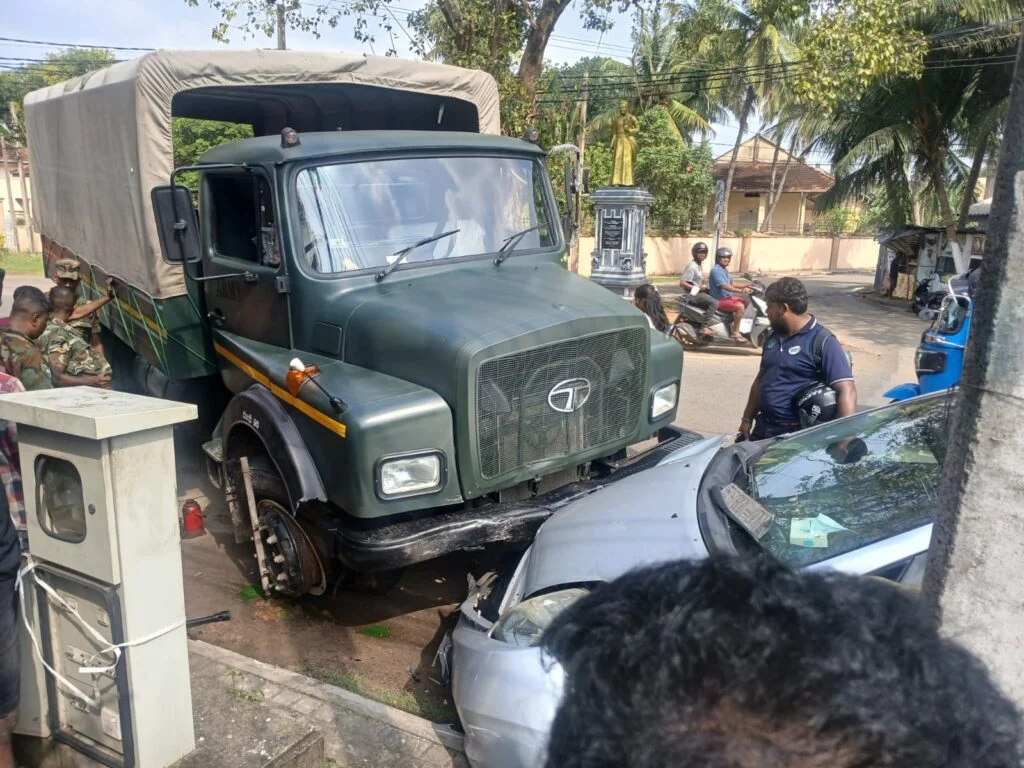 யாழில். இராணுவ வாகனம் மோதி விபத்து