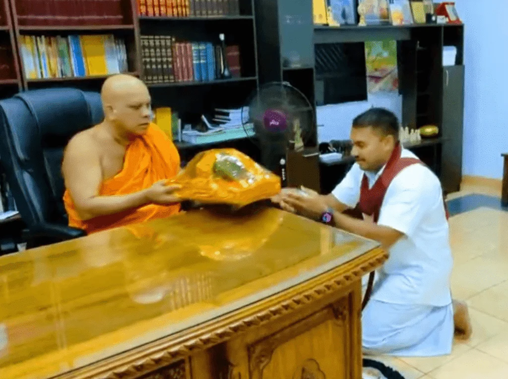 நாமல் ராஜபக்ஷவுடன் தம்மரதன தேரர் சந்திப்பு