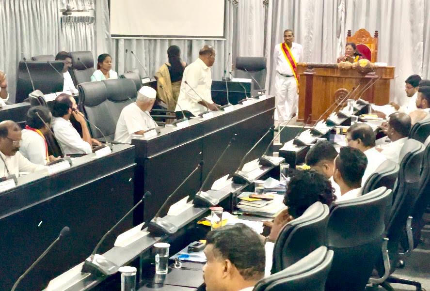 யாழ் மாநகர சபையில் கிழித்தெறியப்பட்ட பிரேரணை