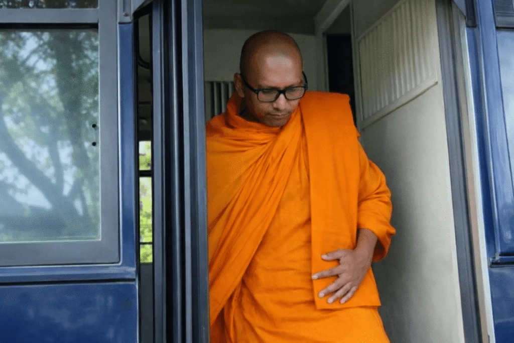 கஸ்ஸப தேரர் உட்பட பிக்குகள் நீதிமன்றில் ஆஜர்