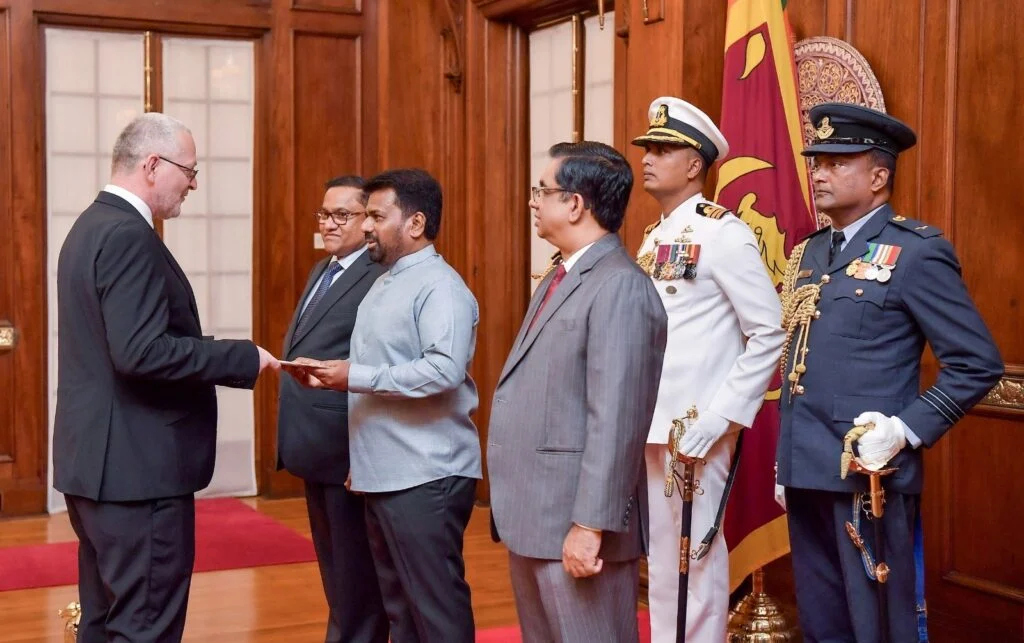 நற்சான்றிதழ் பத்திரங்களைக் கையளித்த இலங்கை புதிய தூதுவர்கள்