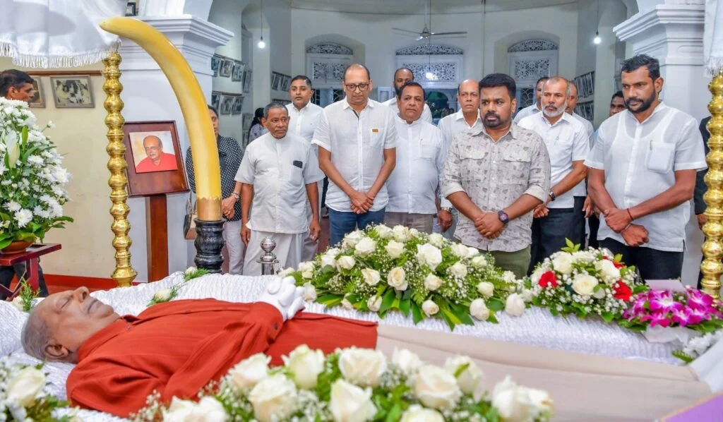 மறைந்த பேராசிரியர் திஸ்ஸ விதாரணவின் பூதவுடலுக்கு ஜனாதிபதி இறுதி அஞ்சலி