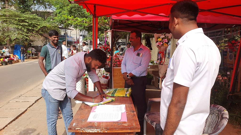 “பழசும் வேண்டாம் புதுசும் வேண்டாம்” – யாழ்.பல்கலை முன்றலில் 4 நாள் தொடர் போராட்டம்