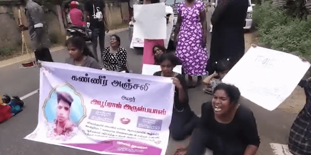 பொலிஸாரை கைது செய்ய கோரி யாழில் போராட்டம்