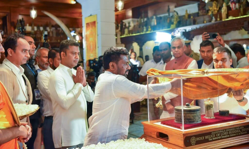 புனித சின்னங்களை வழிபட்ட ஜனாதிபதி