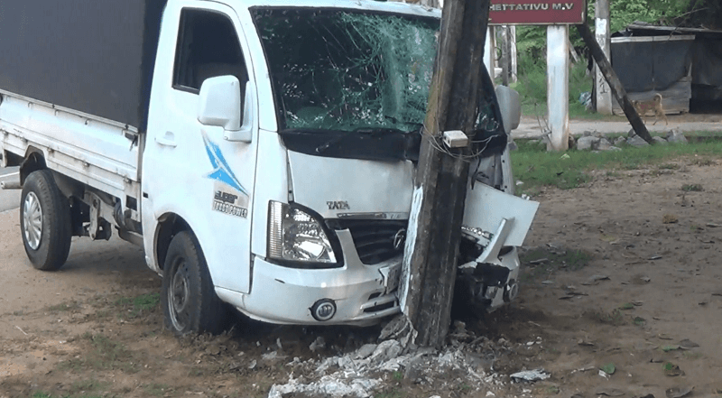 தேற்றாத்தீவில் பாரிய விபத்து : தெய்வாதீனமாக உயிர் தப்பிய சாரதி