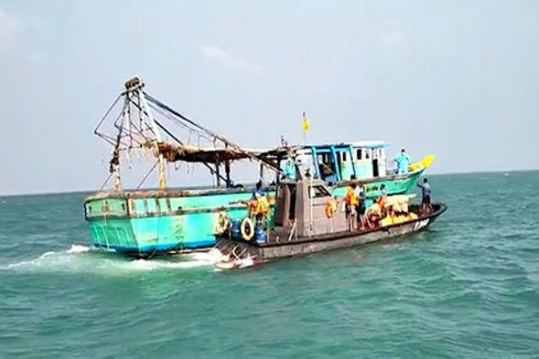 25 இந்திய மீனவர்கள் இரு படகுகளுடன் கைது