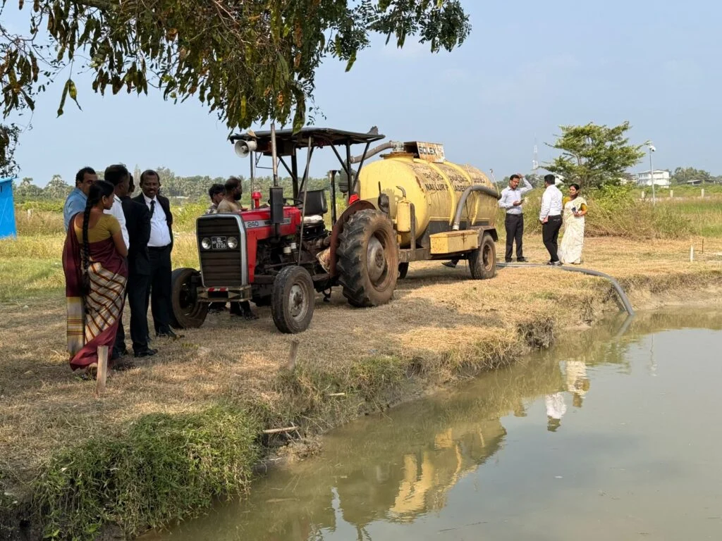 செம்மணி புதைகுழிக்குள் இருந்து வெளியேற்றப்படும் வெள்ளம்