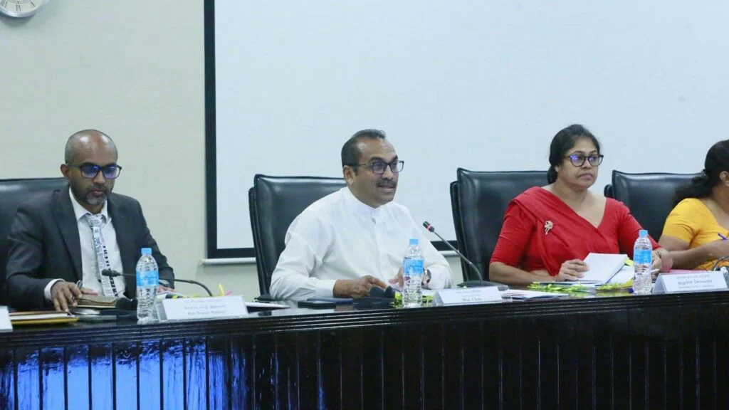 மோட்டார் வாகனச் சட்டத்தின் இரு அதிவிசேட வர்த்தமானி அறிவித்தல்களுக்கு அனுமதி