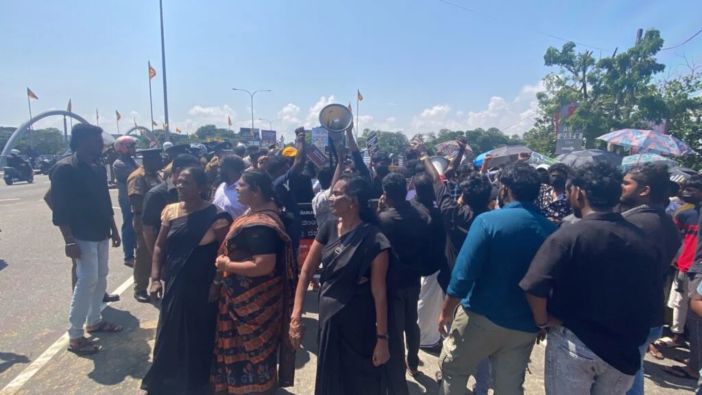 மட்டக்களப்பில் கரிநாள் ஆர்ப்பாட்ட பேரணி தடுத்து நிறுத்தம் : பொலிஸாருடன் முறுகல்