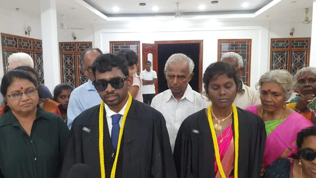 இருபார்வைகளையும் இழந்த மாணவர்கள் யாழ்.பல்கலையில் பட்டம் பெற்று சாதனை – குவியும் பாராட்டுக்கள்
