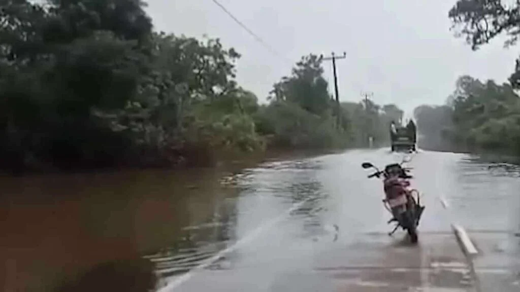 நீரில் மூழ்கிய சோமாவதிய – சுங்காவில வீதி