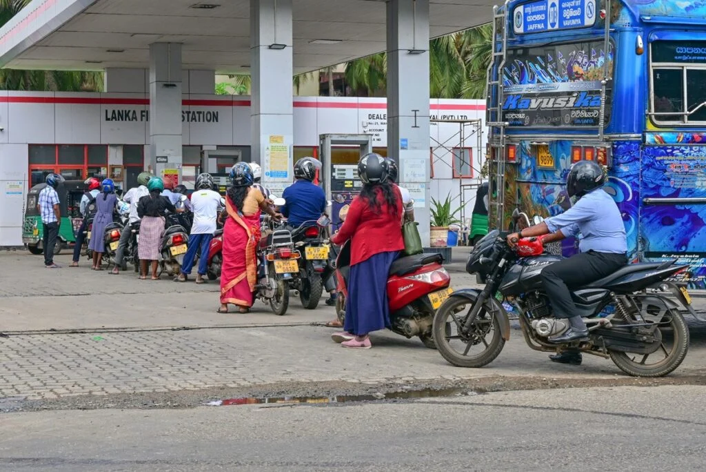யாழில்.ஆறாவது நாளாகவும் நீண்டு செல்லும் வரிசை