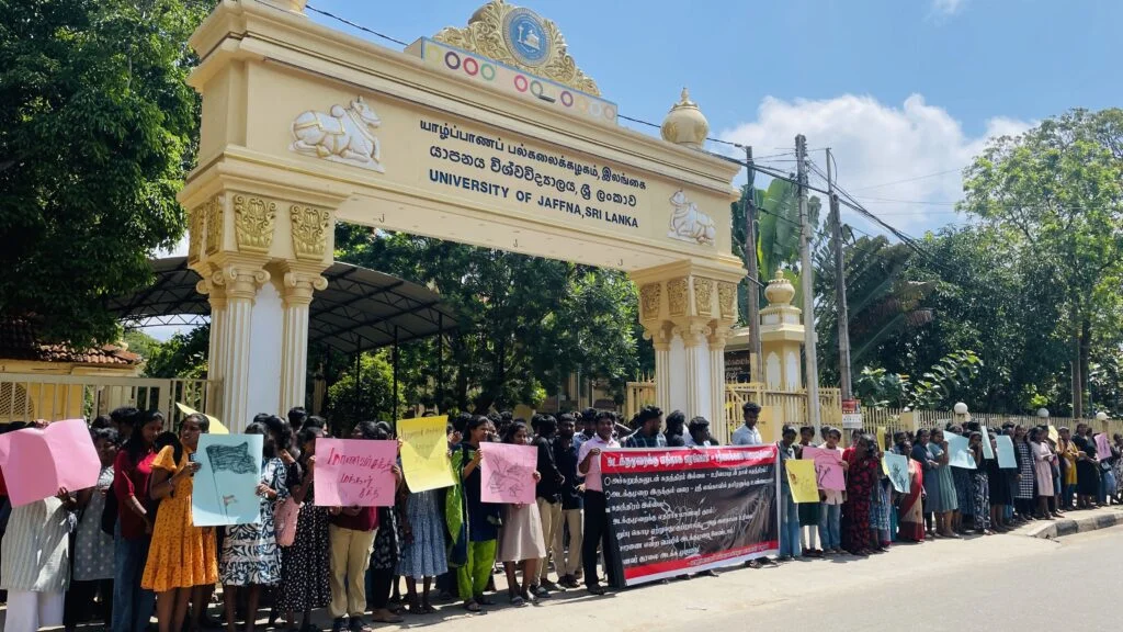 பல்கலைக்கழகத்தில் கறுப்பு கொடி விவகாரம் : மாணவர்கள் போராட்டம்