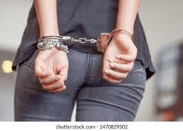 வீட்டிற்குள் எரிபொருளைப் பதுக்கிய பெண் கைது!