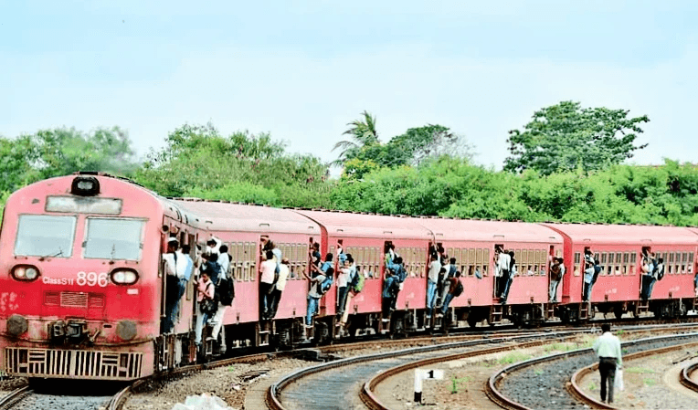 கரையோர ரயில் சேவை பாதிப்பு! வாதுவையில் சாகரிக்கா ரயில் தடம்புரண்டது