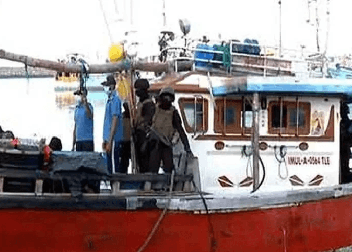 போதைப்பொருட்களுடன் சிக்கிய நெடுநாள் மீன்பிடி படகு