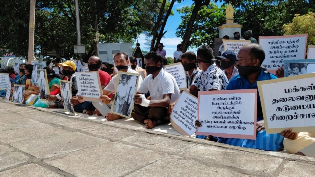 மட்டக்களப்பு காந்தி பூங்கா முன்பாக அடையாள சத்தியாகிரகப் போராட்டம்