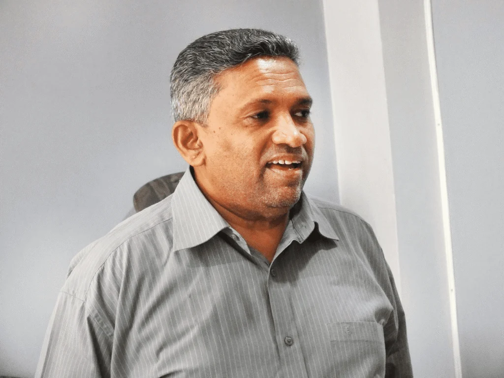 பாதுகாப்பு பிரதி அமைச்சரைப் பதவி நீக்குமாறு கோரிக்கை