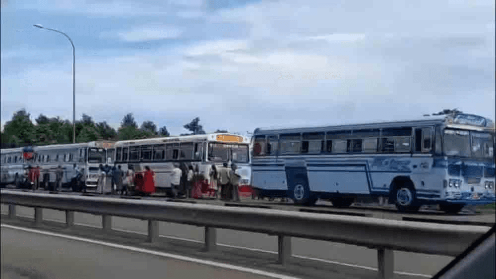 பண்டிகை காலத்தில் கண்டறியப்பட்ட  சட்ட விரோத  பேருந்து சேவை