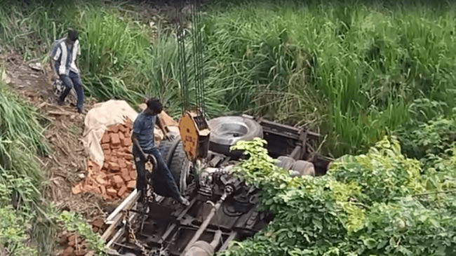 லொறி பாலத்திலிருந்து வீழ்ந்து விபத்து – இருவர் உயிரிழப்பு