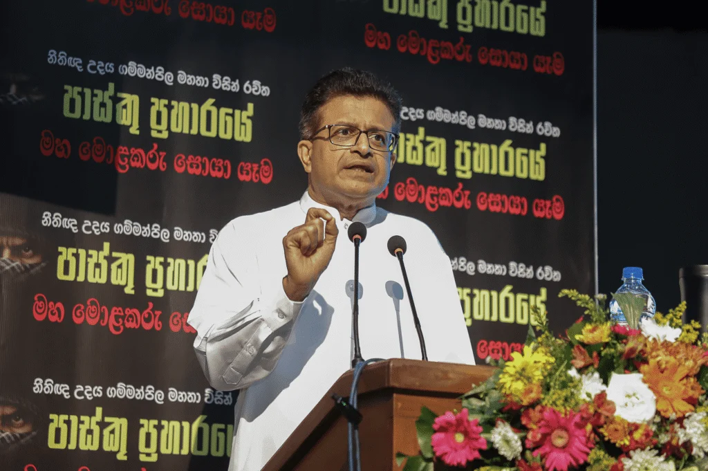 கம்மன்பில குளியாப்பிட்டிய பொலிஸ் நிலையத்தில் முன்னிலை!