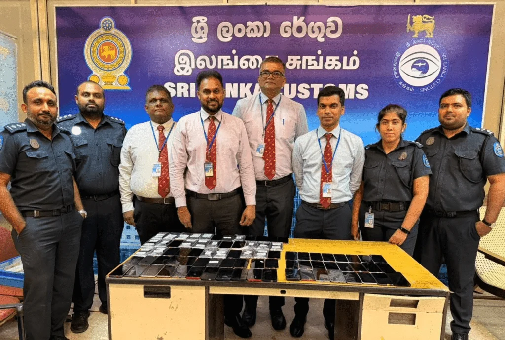 சாக்லேட் பைகளுக்குள் கைபேசி கடத்தல்: கட்டுநாயக்கவில் 3 சீனர்கள் சிக்கினர்!