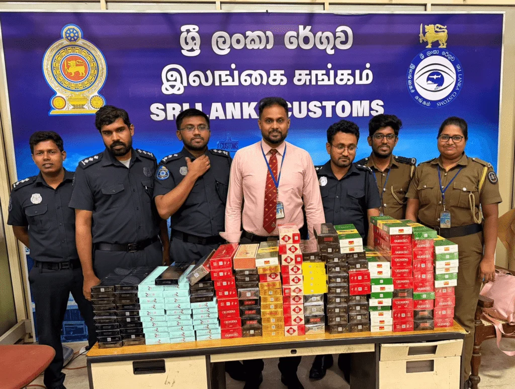 சுங்க அதிகாரிகளிடம் சிக்கிய 5 லட்சம்!