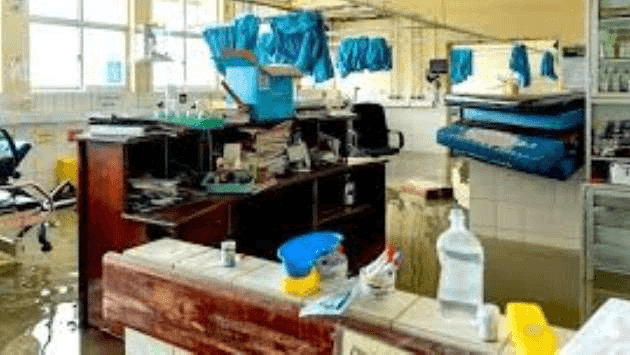 கனமழையால் சிலாபம் பொது வைத்தியசாலையின் சிகிச்சை அறைகள் வெள்ளத்தில் மூழ்கின.