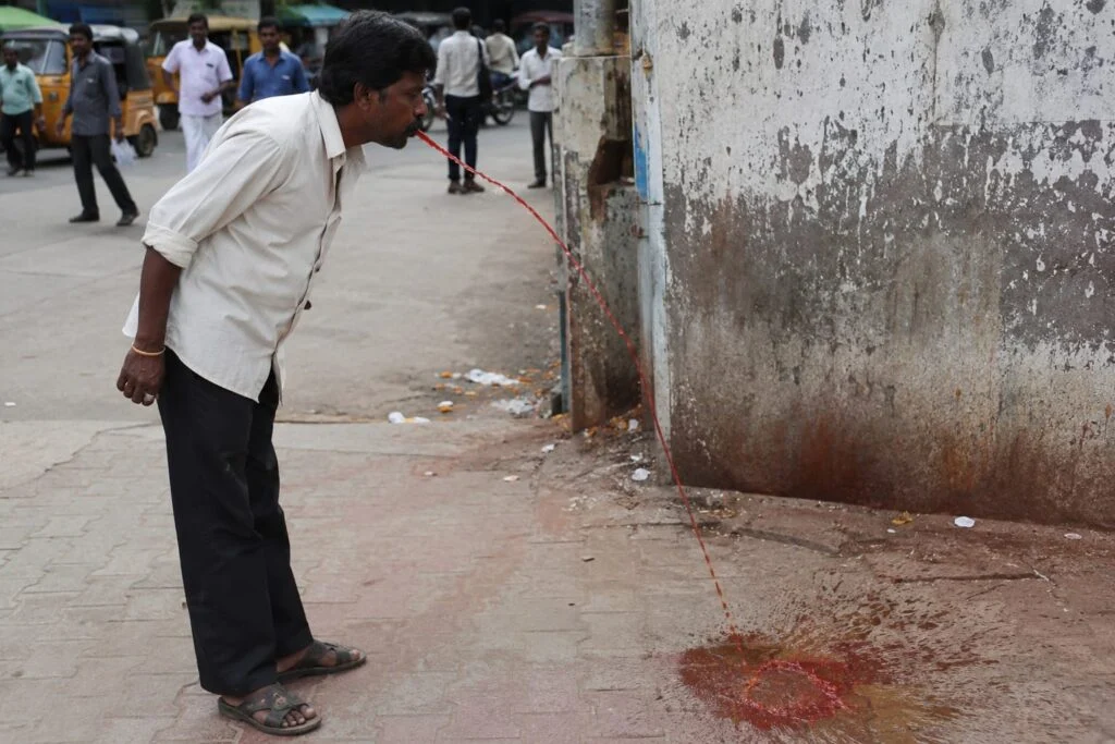 களுவாஞ்சிகுடி பொது சந்தையில் வெற்றிலை மென்று உமிழ்ந்தவருக்கு வந்த நிலை.