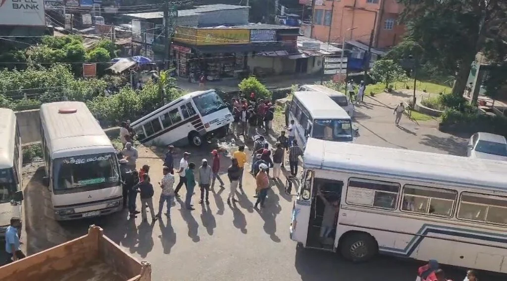 நுவரெலியாவில் தலகல ஓயாவிற்குள் கவிழ்ந்த தனியார் பேருந்து!