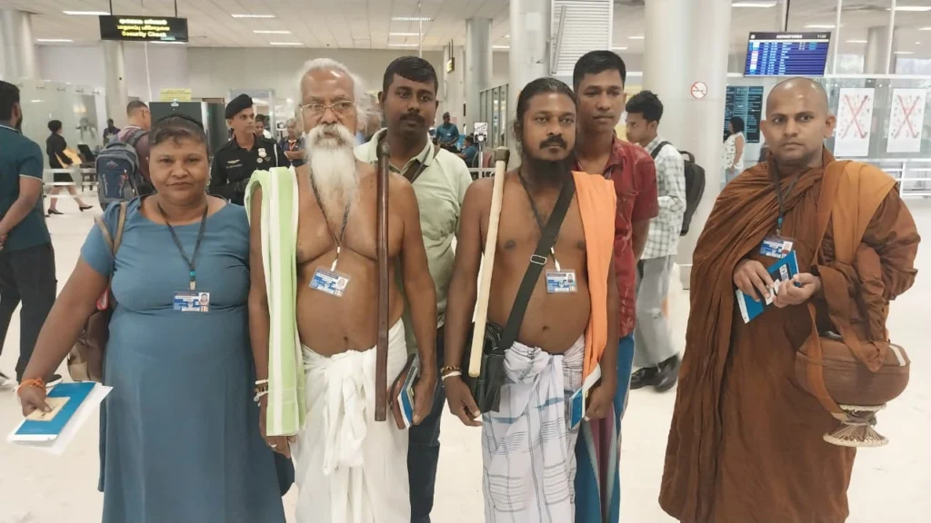 வெளிநாட்டுக்கு முதன் முறையாக விமானத்தில் சென்ற ஆதிவாசி தலைவர்!