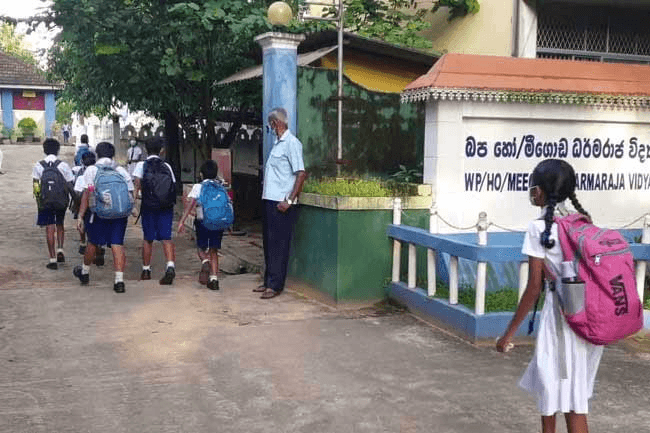 கனமழையையும் கடந்து பரீட்சைக்கு வந்த மாணவர்கள்