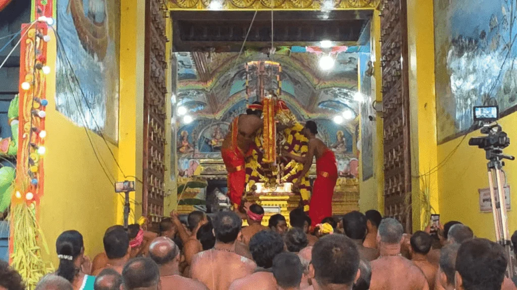அலங்காரத் தேரில் எழுந்தருளி அருள்பாலித்த மாமாங்கேஸ்வரர்!