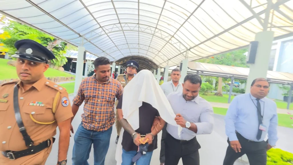அபுதாபியில் இருந்து வெளியேற்றப்பட்ட இரண்டு குற்றவாளிகள் கட்டுநாயக்கவில் கைது!