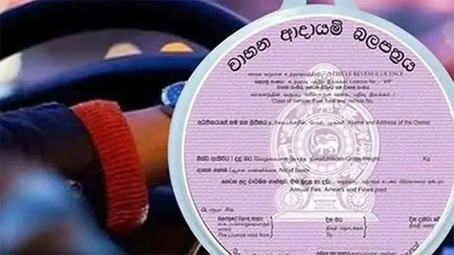வர்த்தகக் கப்பல் மீட்ட 25 பேரை பாதுகாப்பாக கரைக்கு அழைத்து வந்த கடற்படை