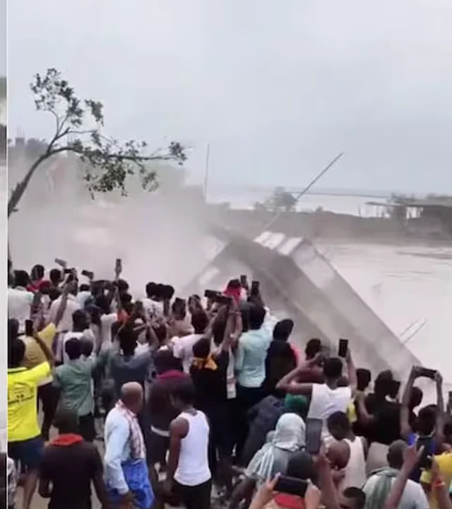 கங்கை சீற்றத்தில் சிக்கிய நூற்றாண்டு பழமையான கோவில்!